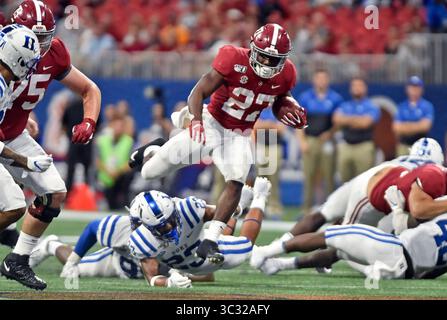 31 août 2019 : Jerome Ford (27 ans), un coureur de l'Alabama, dépasse un défenseur des Duke Blue Devils en courant vers la zone d'arrivée au quatrième quart-temps du match Chic-fil-a Kickoff d'un match de football universitaire de la NCAA au Mercedes-Benz Stadium d'Atlanta, Géorgie. Austin McAfee/CSM(image de crédit : &copy ; Austin McAfee/CSM via ZUMA Wire) Banque D'Images