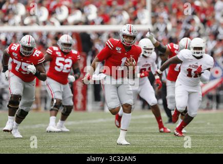 31 août 2019, Columbus, OH, États-Unis : le quarterback Justin Fields (1) des Buckeyes de l'Ohio State court pour un touchdown de 51 yards lors du premier quart-temps du match de football de la NCAA contre les Florida Atlantic Owls au stade Ohio à Columbus le samedi 31 août 2019. (Crédit image : © TNS via ZUMA Wire) Banque D'Images
