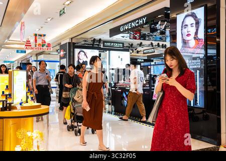 31 août 2019, Shanghai, Chine : les clients magasinent au Jiuguang Department Store à Shanghai. (Crédit image : © Alex Tai/SOPA images via ZUMA Wire) Banque D'Images