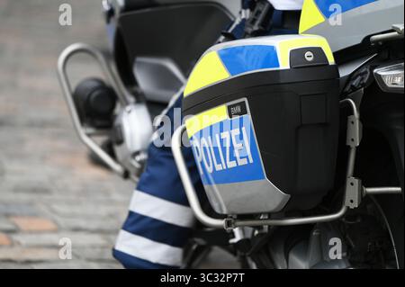 Berlin, Allemagne. 22 juillet 2025. Un policier est assis sur une moto devant le Palais de Bellevue lors de l’accréditation des nouveaux ambassadeurs en Allemagne. Crédit : Malin Wunderlich/dpa/Alamy Live News Banque D'Images