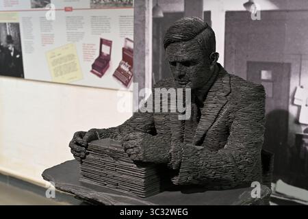 Une statue d'Alan Turing par Stephen Kettle au Bletchley Park Museum Banque D'Images