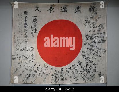 Un drapeau japonais signé du soleil levant probablement détenu par un Kamikaze au musée de Bletchley Park Banque D'Images