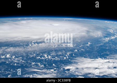 2 septembre 2019, Station spatiale internationale, orbite terrestre : Station spatiale internationale. 02 septembre 2019. Nuages cycloniques de l'ouragan Dorian vus de la Station spatiale internationale alors qu'il se déplace vers la côte de la Floride le 2 septembre 2019 dans l'océan Atlantique. Les prévisions actuelles appellent à Dorian à se renforcer au-dessus de l'eau libre à une catégorie 4 avec des vents de 140 mph avant de toucher terre dans le sud de la Floride tard lundi. (Crédit image : © NASA via ZUMA Wire) Banque D'Images