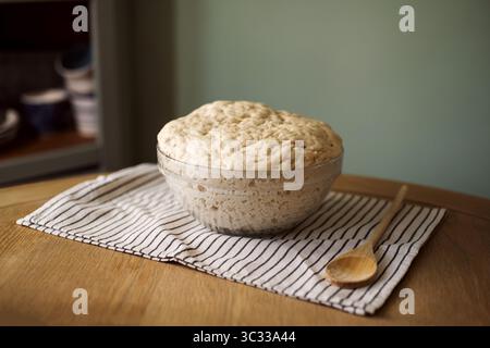 Levez la pâte dans un bol en verre, cuisson maison Banque D'Images