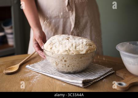 Levez la pâte dans un bol en verre, cuisson maison Banque D'Images