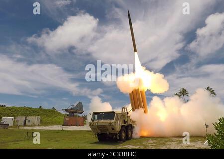 30 août 2019 - Îles Marshall - Un missile intercepteur terminal de défense de zone à haute altitude est lancé lors d'un essai en vol sur le site d'essai de défense de missiles balistiques Ronald Reagan aux Îles Marshall, août 30, 2019. L'Agence de défense antimissile, l'Agence de test opérationnel du système de défense antimissile balistique et les soldats affectés à la 11e brigade d'artillerie de défense aérienne ont effectué le test d'interception. (Image de crédit : © U.S. /ZUMA Wire/ZUMAPRESS.com) Banque D'Images