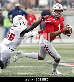 31 août 2019, Columbus, OH, États-Unis : le quarterback Justin Fields (1) de l'Ohio State s'éloigne du linebacker de Floride Akileis Leroy (36) au quatrième quart-temps au Ohio Stadium de Columbus, Ohio, le 31 août 2019. (Crédit image : © TNS via ZUMA Wire) Banque D'Images