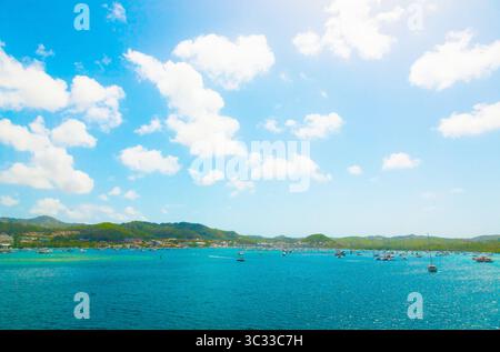 Les voiliers sont ancrés dans la baie de l'île de Martinique dans les Caraïbes. Banque D'Images