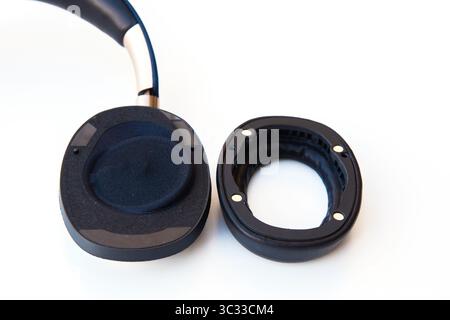 Casque sans fil Bowers et Wilkins sur fond blanc. Banque D'Images