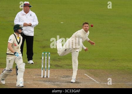 MANCHESTER, ANGLETERRE. 05 SEPTEMBRE 2019 : Joe Denly de l'Angleterre bowling pendant la deuxième journée du 4e Specsavers Ashes test match, au Old Trafford Cricket Ground, Manchester, Angleterre.(image de crédit : &copy ; ESPA photo Agency/CSM via ZUMA Wire) Banque D'Images