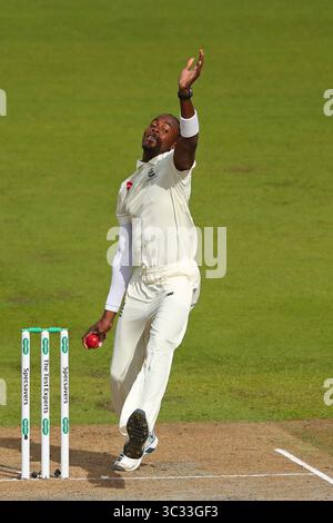 MANCHESTER, ANGLETERRE. 05 SEPTEMBRE 2019 : Jofra Archer of England bowling pendant la deuxième journée du 4e Specsavers Ashes test match, au Old Trafford Cricket Ground, Manchester, Angleterre.(crédit image : &copy ; ESPA photo Agency/CSM via ZUMA Wire) Banque D'Images