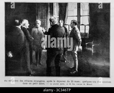 Scène intérieure au ministère français des Affaires étrangères suite au déjeuner diplomatique du 20 mars 1916. Le général Joseph Joffre, vu de derrière, parle avec des personnalités politiques et militaires dans un salon. Le premier ministre Aristide Briand est en partie visible. Le groupe informel reflète la coordination en temps de guerre entre les représentants français et italiens pendant la première Guerre mondiale prise lors d'une consultation de haut niveau des Alliés à Paris. Banque D'Images