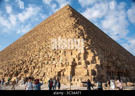 L'emblématique Grande Pyramide de Gizeh, la plus ancienne et la plus grande des trois pyramides du complexe pyramidal de Gizeh, près du Caire, en Égypte. Banque D'Images