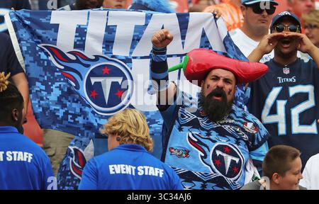 8 septembre 2019, Cleveland, OH, États-Unis : les fans des Titans encouragent tard dans la deuxième moitié d'un match de football contre les Browns de Cleveland au FirstEnergy Stadium, dimanche 8 septembre 2019, à Cleveland, Ohio. (Crédit image : © TNS via ZUMA Wire) Banque D'Images