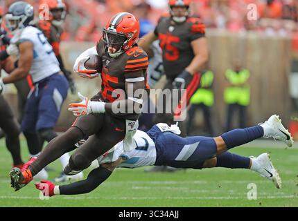 8 septembre 2019, Cleveland, OH, États-Unis : David Njoku est abattu par Kenny Vaccaro des Titans du Tennessee après une prise de quatrième quart-temps le dimanche 8 septembre 2019 à Cleveland, Ohio, au FirstEnergy Stadium. Les Browns perdent le match 43-13. (Crédit image : © TNS via ZUMA Wire) Banque D'Images