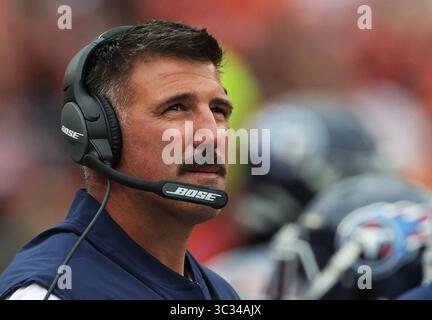 8 septembre 2019, Cleveland, OH, États-Unis : Mike Vrabel, entraîneur-chef des Tennessee Titans, regarde un replay sur le tableau de bord pendant le premier quart-temps d'un match de football contre les Browns de Cleveland au FirstEnergy Stadium, dimanche 8 septembre 2019, à Cleveland, Ohio. (Crédit image : © TNS via ZUMA Wire) Banque D'Images