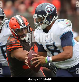 8 septembre 2019, Cleveland, OH, États-Unis : le défenseur des Browns de Cleveland Olivier Vernon (54) poursuit le quarterback des Titans du Tennessee Marcus Mariota (8) pendant le premier quart-temps d'un match de football au FirstEnergy Stadium, dimanche 8 septembre 2019, à Cleveland, Ohio. (Crédit image : © TNS via ZUMA Wire) Banque D'Images