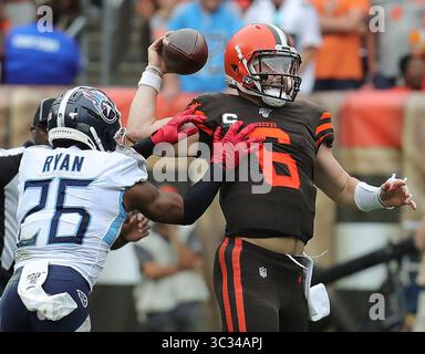 8 septembre 2019, Cleveland, OH, États-Unis : le quarterback des Browns de Cleveland Baker Mayfield est mis sous pression par Logan Ryan des Tennessee Titans lors du troisième quart-temps le dimanche 8 septembre 2019 à Cleveland, Ohio, au FirstEnergy Stadium. Les Browns perdent le match 43-13. (Crédit image : © TNS via ZUMA Wire) Banque D'Images