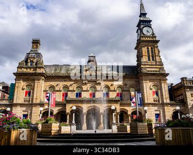 Le théâtre Atkinson et le centre artistique de Lord Street, Southport, Merseyside, avec une fontaine ornementale au premier plan. Banque D'Images
