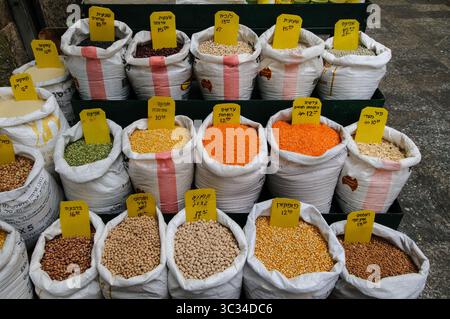 Sacs en vrac de pois cassés verts, pois jaunes, lentilles orange, pop-corn, haricots rouges, haricots rouges, haricots blancs cous cous et pois verts entiers séchés à th Banque D'Images