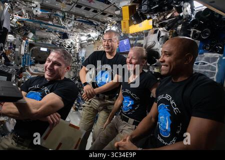 7 février 2021 - atmosphère terrestre - quatre ingénieurs de vol de l'expédition 64, qui sont également les astronautes SpaceX Crew-1, se rassemblent autour d'un ordinateur portable pour regarder un film à l'intérieur du module de laboratoire U.S. Destiny. De gauche à droite, Michael Hopkins de la NASA, Soichi Noguchi de la JAXA (Agence japonaise d'exploration aérospatiale), et les astronautes de la NASA Shannon Walker et Victor Glover. (Crédit image : © NASA/ZUMA Wire/ZUMAPRESS.com) Banque D'Images
