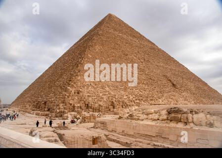 L'emblématique Grande Pyramide de Gizeh, la plus ancienne et la plus grande des trois pyramides du complexe pyramidal de Gizeh, près du Caire, en Égypte. Banque D'Images