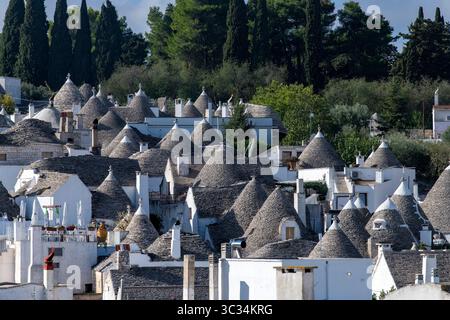 Vue panoramique sur la ville d'Albarobello, Pouilles, Italie avec les toits en pierre coniques caractéristiques des maisons Trulli Banque D'Images