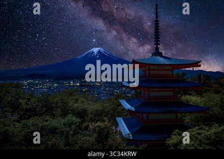 Pagode Chureito sous un ciel étoilé avec la silhouette majestueuse du Mont Fuji en arrière-plan, parc Arakurayama Sengen, Japon. Banque D'Images