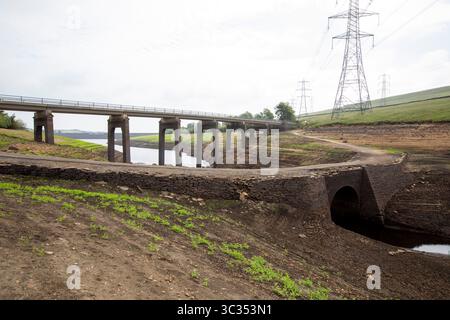 Baitings est un réservoir d'eau du Yorkshire à Calderdale qui a séché à un point où un ancien pont de cheval de packhorse a été exposé. Yorkshire Water a annoncé qu'une interdiction des canalisations entrerait en vigueur le 11 juillet. Le Yorkshire a connu le printemps le plus sec et le plus chaud jamais enregistré cette année avec seulement 15 cm de précipitations dans la région entre février et juin, moins de la moitié de ce qui est attendu en moyenne une année. L'Agence pour l'environnement a officiellement déclaré une sécheresse dans le Yorkshire en juin et les prévisionnistes prévoient que le temps sec se poursuivra. Banque D'Images