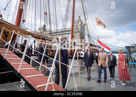 Le duc d'Édimbourg (centre à droite) lors d'une visite du grand voilier historique Oosterschelde qui a accosté à Tower Bridge Quay à Londres après l'achèvement du voyage mondial DARWIN200. Date de la photo : vendredi 25 juillet 2025. Banque D'Images