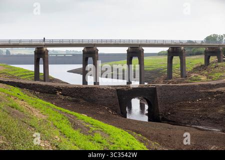 Baitings est un réservoir d'eau du Yorkshire à Calderdale qui a séché à un point où un ancien pont de cheval de packhorse a été exposé. Yorkshire Water a annoncé qu'une interdiction des canalisations entrerait en vigueur le 11 juillet. Le Yorkshire a connu le printemps le plus sec et le plus chaud jamais enregistré cette année avec seulement 15 cm de précipitations dans la région entre février et juin, moins de la moitié de ce qui est attendu en moyenne une année. L'Agence pour l'environnement a officiellement déclaré une sécheresse dans le Yorkshire en juin et les prévisionnistes prévoient que le temps sec se poursuivra. Banque D'Images