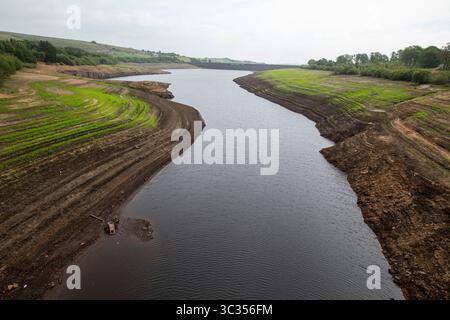 Baitings est un réservoir d'eau du Yorkshire à Calderdale qui a séché à un point où un ancien pont de cheval de packhorse a été exposé. Yorkshire Water a annoncé qu'une interdiction des canalisations entrerait en vigueur le 11 juillet. Le Yorkshire a connu le printemps le plus sec et le plus chaud jamais enregistré cette année avec seulement 15 cm de précipitations dans la région entre février et juin, moins de la moitié de ce qui est attendu en moyenne une année. L'Agence pour l'environnement a officiellement déclaré une sécheresse dans le Yorkshire en juin et les prévisionnistes prévoient que le temps sec se poursuivra. Banque D'Images