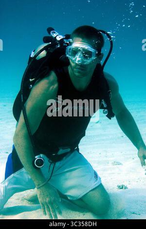 DATE DE SORTIE : 30 septembre 2005. TITRE DU FILM : Into the Blue. STUDIO : Columbia Pictures. INTRIGUE : un groupe de plongeurs se trouvent en proie à de graves ennuis avec un seigneur de la drogue après être tombés sur la cargaison illicite d'un avion coulé. SUR LA PHOTO : PAUL WALKER dans le rôle de Jared. (Crédit image : © Columbia Pictures/Entertainment Pictures/ZUMA Press) Banque D'Images