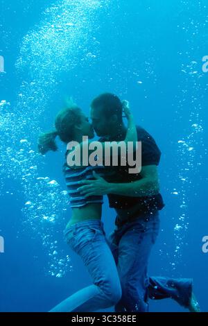 DATE DE SORTIE : 30 septembre 2005. TITRE DU FILM : Into the Blue. STUDIO : Columbia Pictures. INTRIGUE : un groupe de plongeurs se trouvent en proie à de graves ennuis avec un seigneur de la drogue après être tombés sur la cargaison illicite d'un avion coulé. SUR LA PHOTO : PAUL WALKER dans le rôle de Jared et JESSICA ALBA. (Crédit image : © Columbia Pictures/Entertainment Pictures/ZUMA Press) Banque D'Images