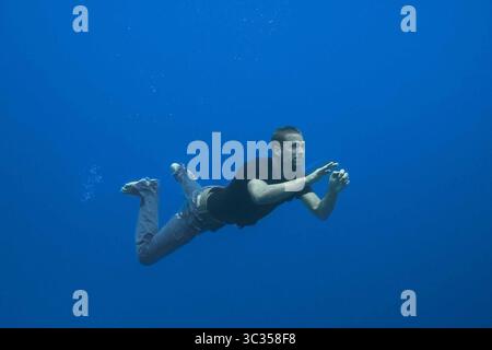 DATE DE SORTIE : 30 septembre 2005. TITRE DU FILM : Into the Blue. STUDIO : Columbia Pictures. INTRIGUE : un groupe de plongeurs se trouvent en proie à de graves ennuis avec un seigneur de la drogue après être tombés sur la cargaison illicite d'un avion coulé. SUR LA PHOTO : PAUL WALKER dans le rôle de Jared. (Crédit image : © Columbia Pictures/Entertainment Pictures/ZUMA Press) Banque D'Images