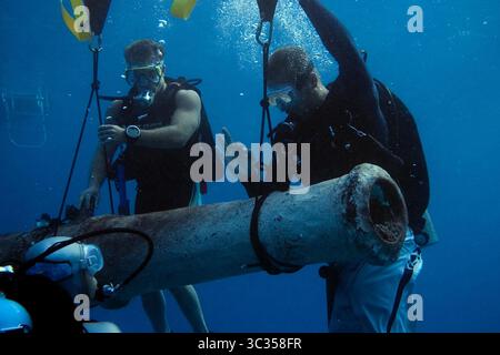 DATE DE SORTIE : 30 septembre 2005. TITRE DU FILM : Into the Blue. STUDIO : Columbia Pictures. INTRIGUE : un groupe de plongeurs se trouvent en proie à de graves ennuis avec un seigneur de la drogue après être tombés sur la cargaison illicite d'un avion coulé. SUR LA PHOTO : PAUL WALKER, SCOTT CAAN. (Crédit image : © Columbia Pictures/Entertainment Pictures/ZUMA Press) Banque D'Images