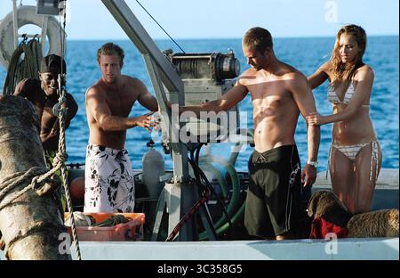 DATE DE SORTIE : 30 septembre 2005. TITRE DU FILM : Into the Blue. STUDIO : Columbia Pictures. INTRIGUE : un groupe de plongeurs se trouvent en proie à de graves ennuis avec un seigneur de la drogue après être tombés sur la cargaison illicite d'un avion coulé. PHOTO : SCOTT CAAN, PAUL WALKER, JESSICA ALBA. (Crédit image : © Columbia Pictures/Entertainment Pictures/ZUMA Press) Banque D'Images