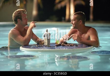 DATE DE SORTIE : 30 septembre 2005. TITRE DU FILM : Into the Blue. STUDIO : Columbia Pictures. INTRIGUE : un groupe de plongeurs se trouvent en proie à de graves ennuis avec un seigneur de la drogue après être tombés sur la cargaison illicite d'un avion coulé. SUR LA PHOTO : PAUL WALKER, SCOTT CAAN. (Crédit image : © Columbia Pictures/Entertainment Pictures/ZUMA Press) Banque D'Images