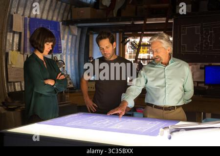 17 SEPTEMBRE 2015 - HOLLYWOOD, USA - ANT-MAN (2015) .EVANGELINE LILLY, PAUL RUDD, MICHAEL DOUGLAS .PEYTON REED (DIR) . (Crédit image : © face to face/Entertainment Pictures/ZUMA Press) Banque D'Images