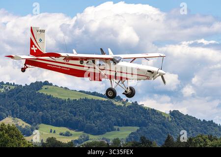 L'équipe suisse de voltige l'avion PC-6 de patrouille Suisse en approche finale pour l'atterrissage. L'avion polyvalent descend en douceur, complétant un fl de précision Banque D'Images