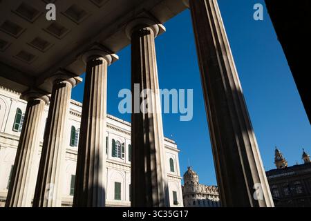 Colonnes du Teatro Carlo Felice sur la Piazza de Ferrari, Gênes, Italie Banque D'Images