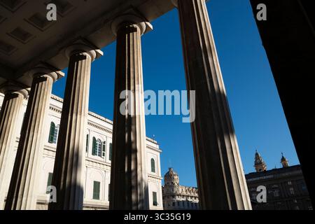 Colonnes du Teatro Carlo Felice sur la Piazza de Ferrari, Gênes, Italie Banque D'Images