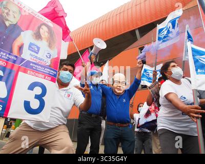 30 mars 2021, Lima, Pérou : les partisans des candidats à la présidence manifestent devant le Lima Convention Center où se déroule un débat des 18 candidats. Les élections législatives au Pérou auront lieu le 11 avril. (Crédit image : © Carlos Garcia Granthon/ZUMA Wire) Banque D'Images