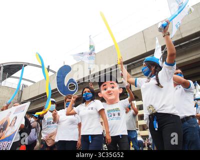 30 mars 2021, Lima, Lima, Pérou : les partisans des candidats à la présidentielle manifestent devant le Lima Convention Center où se déroule un débat des 18 candidats. Les élections législatives au Pérou auront lieu le 11 avril. (Crédit image : © Carlos Garcia Granthon/ZUMA Wire) Banque D'Images