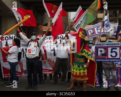 30 mars 2021, Lima, Pérou : les partisans des candidats à la présidence manifestent devant le Lima Convention Center où se déroule un débat des 18 candidats. Les élections législatives au Pérou auront lieu le 11 avril. (Crédit image : © Carlos Garcia Granthon/ZUMA Wire) Banque D'Images