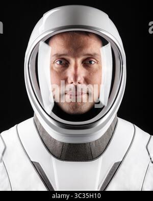 24 mars 2021 - Hawthorne, Californie, États-Unis - L'astronaute THOMAS PESQUET de l'ESA (Agence spatiale européenne), spécialiste de la mission SpaceX Crew-2, pose pour un portrait dans sa combinaison de pression au siège de SpaceX à Hawthorne, en Californie. (Crédit image : © SpaceX/ZUMA Wire/ZUMAPRESS.com) Banque D'Images