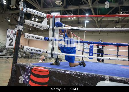 29 mars 2021, Shreveport, Louisiane, États-Unis : Jyrin Sutton de Saint Louis, MO prie avant ses combats aux Championnats nationaux de boxe des États-Unis 2020. (Crédit image : © Allyse Pulliam/ZUMA Wire) Banque D'Images