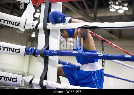 29 mars 2021, Shreveport, Louisiane, États-Unis : Jyrin Sutton de Saint Louis, MO prie avant ses combats aux Championnats nationaux de boxe des États-Unis 2020. (Crédit image : © Allyse Pulliam/ZUMA Wire) Banque D'Images