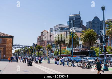 Downtown San Francisco skyline, USA avec différents bâtiments colorés, vu de l'entrée du bâtiment Ferry terminal avec la rue Embarcadero Banque D'Images