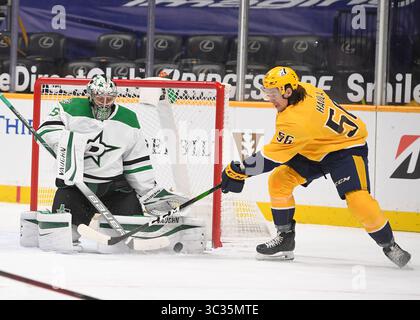 Le 1er avril 2021, le gardien des Dallas Stars Anton Khudobin (35 ans) bloque le tir de l'aile gauche des Nashville Predators Erik Haula (11 ans) lors de la première période entre les Dallas Stars et les Nashville Predators au Bridgestone Arena à Nashville Tennessee. (Crédit photo obligatoire : Steve Roberts/CSM)(crédit image : &copy ; Steve Roberts/Cal Sport Media/CSM via ZUMA Wire) Banque D'Images